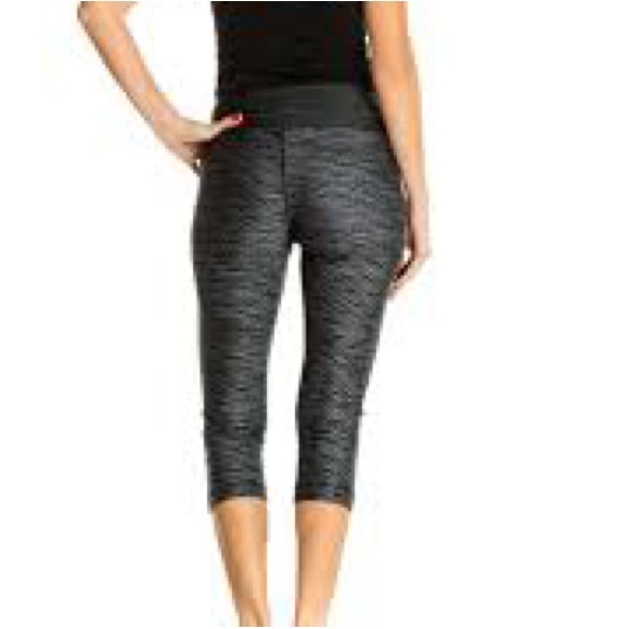 🌸3/$25 UNDER ARMOUR HeatGear Geometric Black & Gray Workout Capri Leggings, Med - Picture 3 of 15